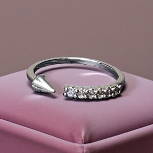 Elegant Silver Ring with an Arrow/Cubic Zirconia